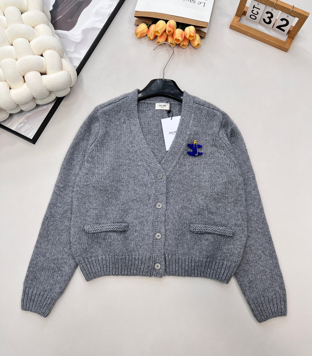 NO:578675,CELINE25 new autumn and winter Arc de Triomphe logo V-neck long-sleeved knitted cardigan. A soft and stylish knitted cardigan!  Off-white with a gentle filter, V-neck design makes you slim and exposes collarbones. The three-dimensional decoration on the chest is the highlight of the soul. It is removable DIY to break the monotony and inject a sense of niche design. The knitted texture is delicate and soft, and it is so comfortable to wear close to the body that you want to weld it on your body. The short version is super friendly to small people and can easily create a 37-7 ratio. The design of the Arc de Triomphe and fake pockets is retro and fashionable, with three standards and three colors. Size sml code E,,celine,alexander  wang19860909CELINE25秋冬新款凯旋门徽标V领长袖针织开衫 软乎乎又带设计感的针织开衫！ 自带温柔滤镜的米白色,V领设计显瘦还能露锁骨 胸前的立体装饰是灵魂亮点,可拆卸diy 打破单调的同时注入小众设计感 针织纹理细腻软糯,贴身穿都舒服到想焊在身上～短款版型对小个子超友好,轻松打造三七分比例 凯旋门与假口袋的设计,复古又时尚,三标齐全,三色出 尺码sml 编码E,,celine,alexander wang,Women's clothing