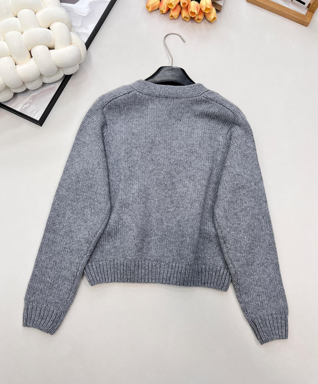 🆕CELINE25秋冬新款凯旋门徽标V领长袖针织开衫软乎乎又带设计感的针织开衫！自带温柔滤镜的米白色，V