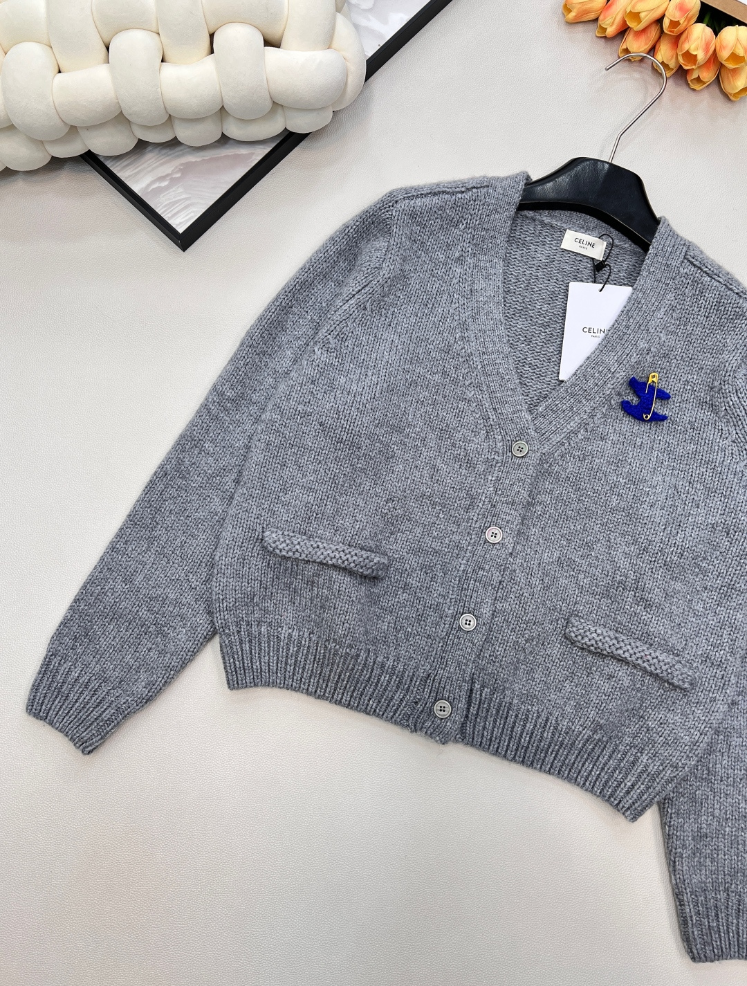 🆕CELINE25秋冬新款凯旋门徽标V领长袖针织开衫软乎乎又带设计感的针织开衫！自带温柔滤镜的米白色，V