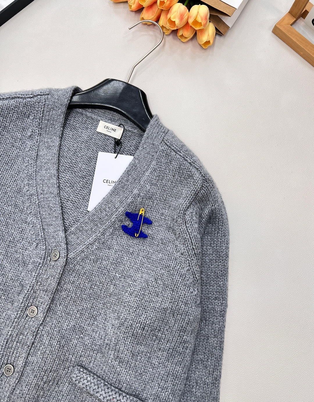 🆕CELINE25秋冬新款凯旋门徽标V领长袖针织开衫软乎乎又带设计感的针织开衫！自带温柔滤镜的米白色，V
