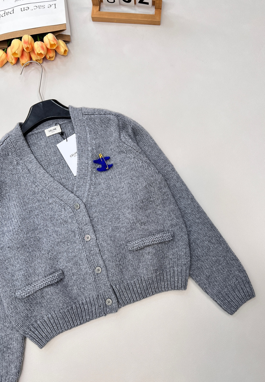 🆕CELINE25秋冬新款凯旋门徽标V领长袖针织开衫软乎乎又带设计感的针织开衫！自带温柔滤镜的米白色，V