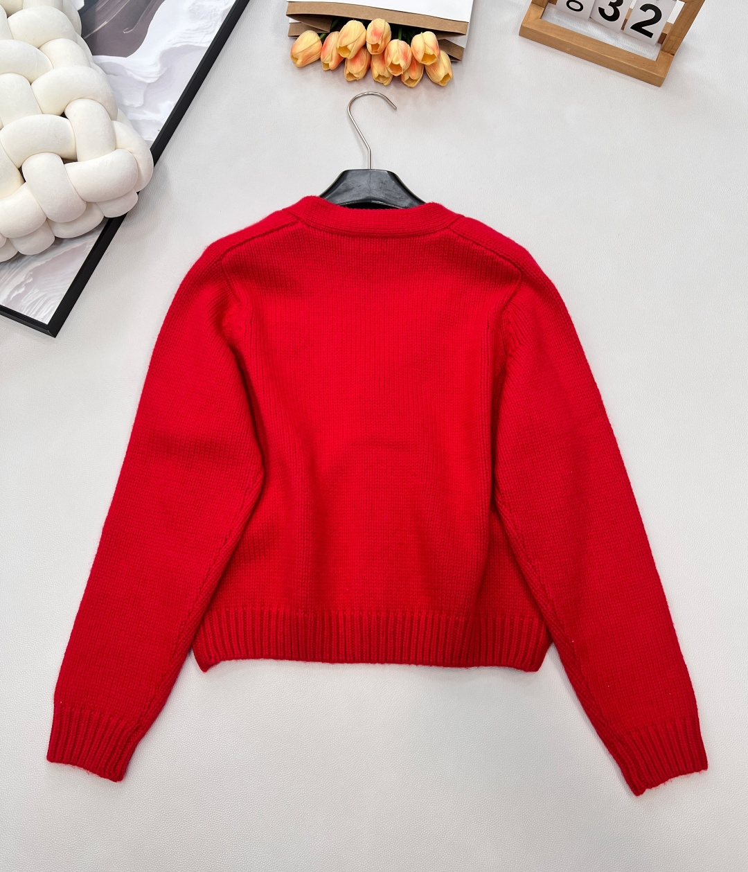 🆕CELINE25秋冬新款凯旋门徽标V领长袖针织开衫软乎乎又带设计感的针织开衫！自带温柔滤镜的米白色，V