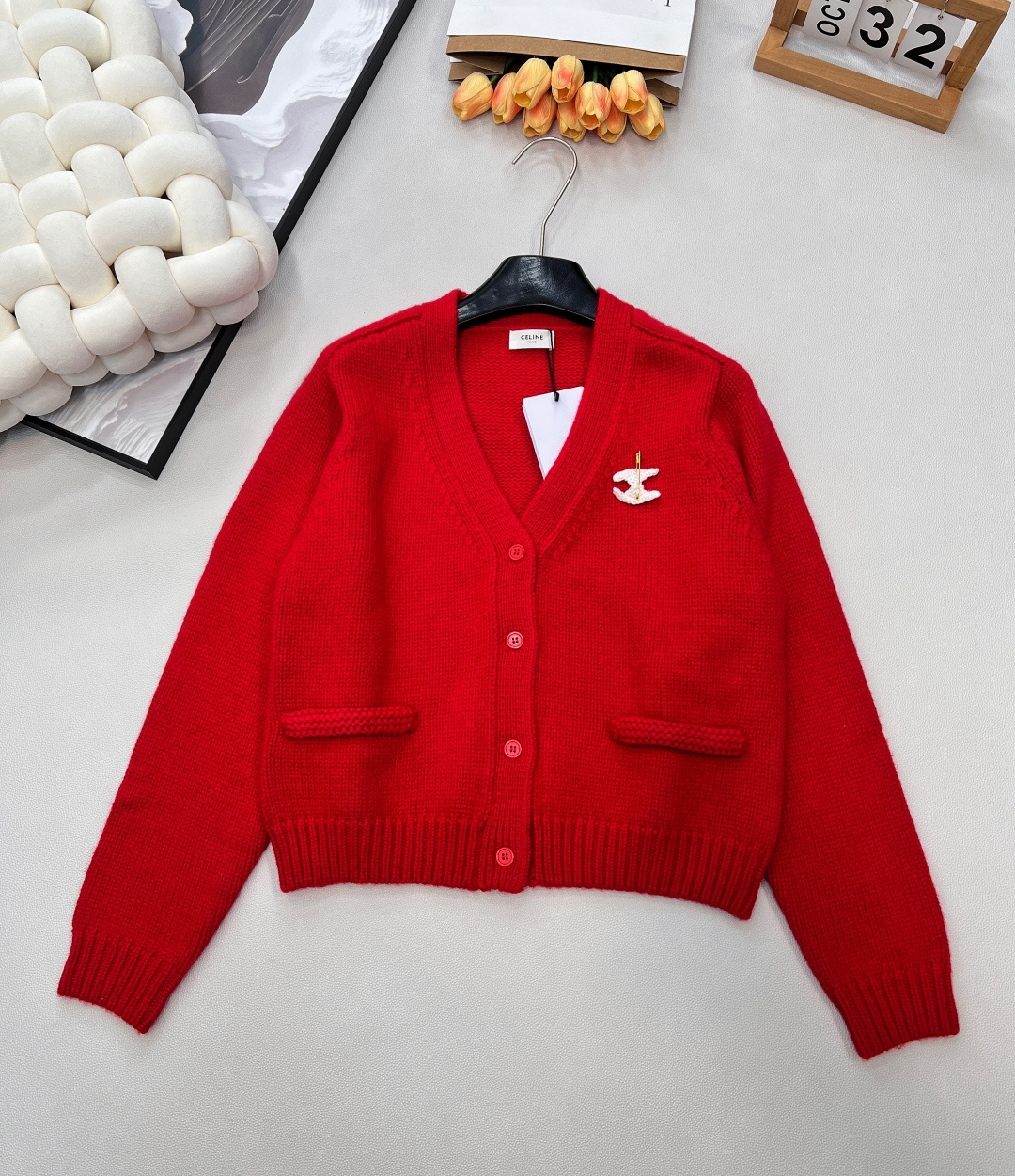 NO:578672,CELINE25 new autumn and winter Arc de Triomphe logo V-neck long-sleeved knitted cardigan. A soft and stylish knitted cardigan!  Off-white with a gentle filter, the V-neck design makes you slim and exposes the collarbone. The three-dimensional decoration on the chest is the highlight of the soul. It is removable and DIY to break the monotony while injecting a sense of niche design. The knitted texture is delicate and soft, and it is so comfortable to wear close to the body that you want to weld it on your body. The short version is super friendly to small people and can easily create a three-to-seven ratio. The design of the Arc de Triomphe and fake pockets is retro and fashionable, complete with three standards and three colors. Size sml coding,,celine,alexander wang19860909CELINE25秋冬新款凯旋门徽标V领长袖针织开衫 软乎乎又带设计感的针织开衫！ 自带温柔滤镜的米白色,V领设计显瘦还能露锁骨 胸前的立体装饰是灵魂亮点,可拆卸diy 打破单调的同时注入小众设计感 针织纹理细腻软糯,贴身穿都舒服到想焊在身上～短款版型对小个子超友好,轻松打造三七分比例 凯旋门与假口袋的设计,复古又时尚,三标齐全,三色出 尺码sml 编码,,celine,alexander wang,Women's clothing