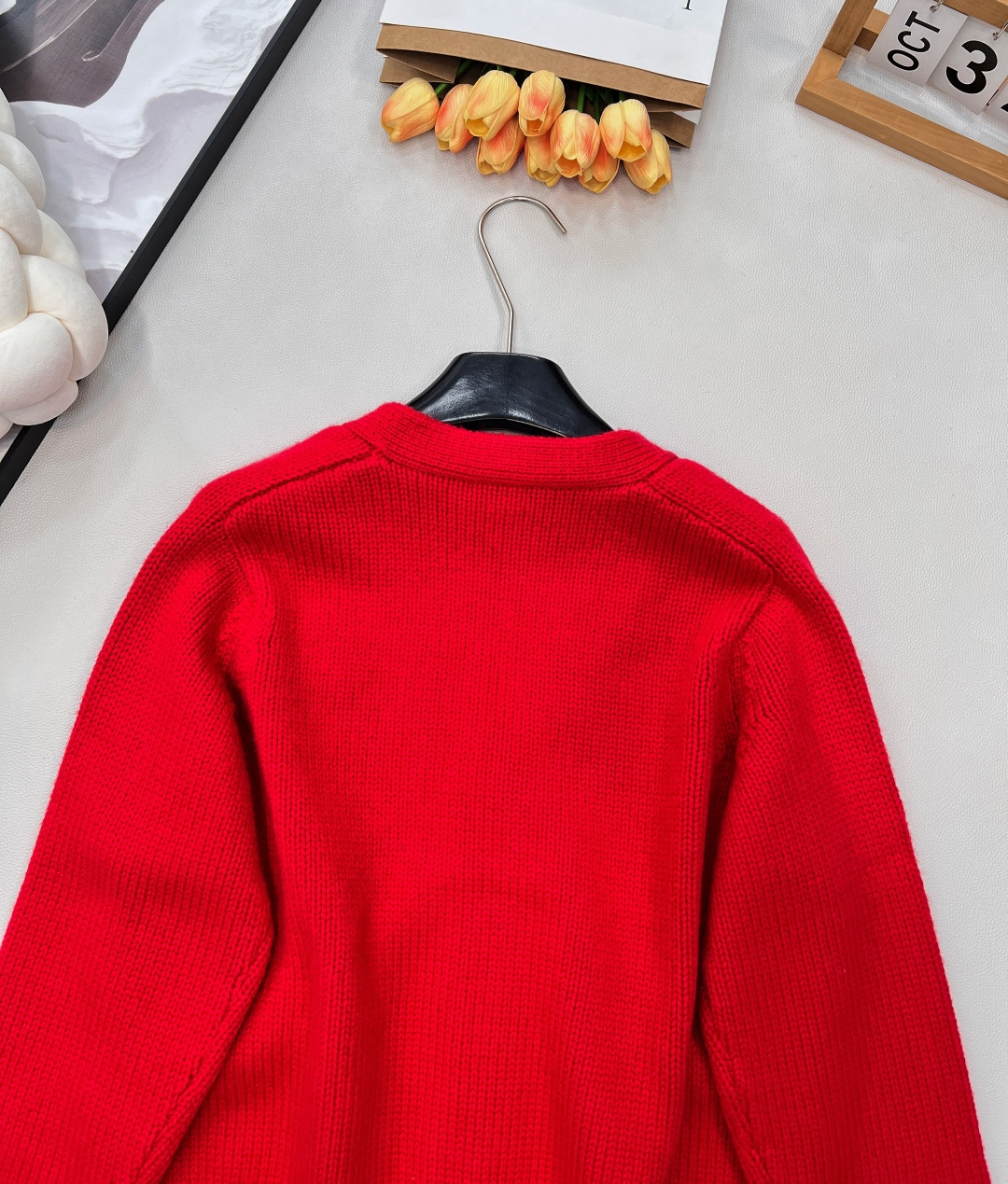 🆕CELINE25秋冬新款凯旋门徽标V领长袖针织开衫软乎乎又带设计感的针织开衫！自带温柔滤镜的米白色，V