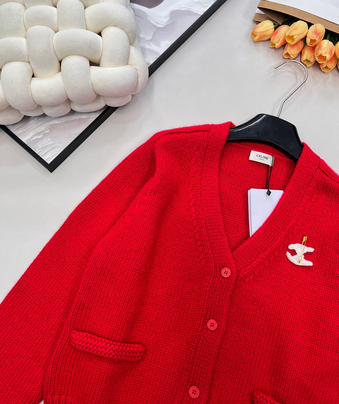🆕CELINE25秋冬新款凯旋门徽标V领长袖针织开衫软乎乎又带设计感的针织开衫！自带温柔滤镜的米白色，V
