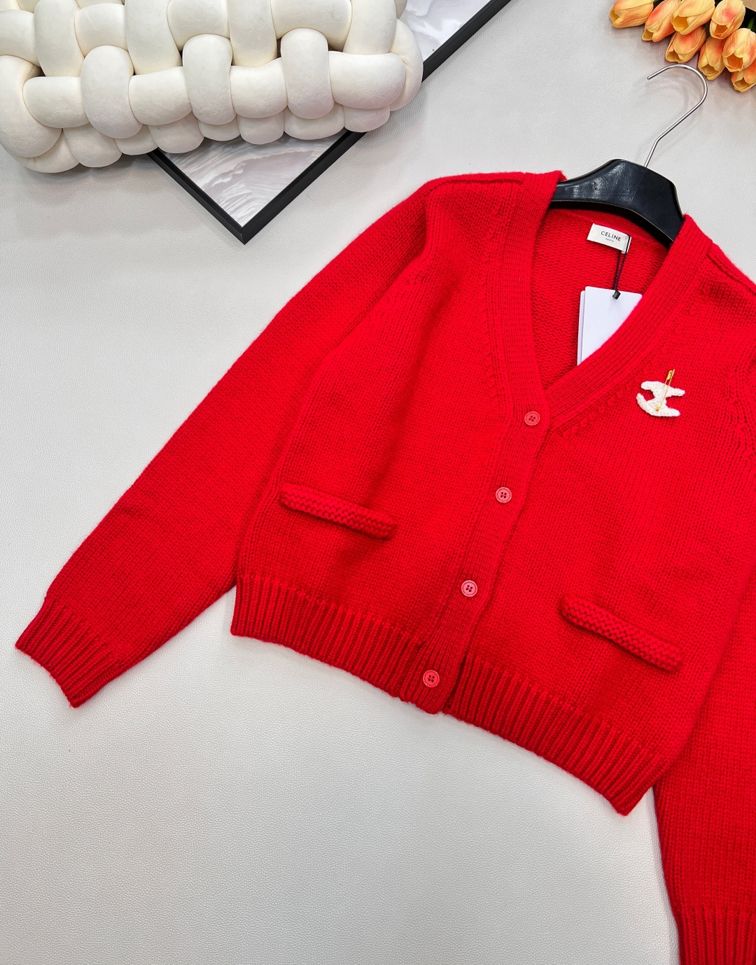 🆕CELINE25秋冬新款凯旋门徽标V领长袖针织开衫软乎乎又带设计感的针织开衫！自带温柔滤镜的米白色，V