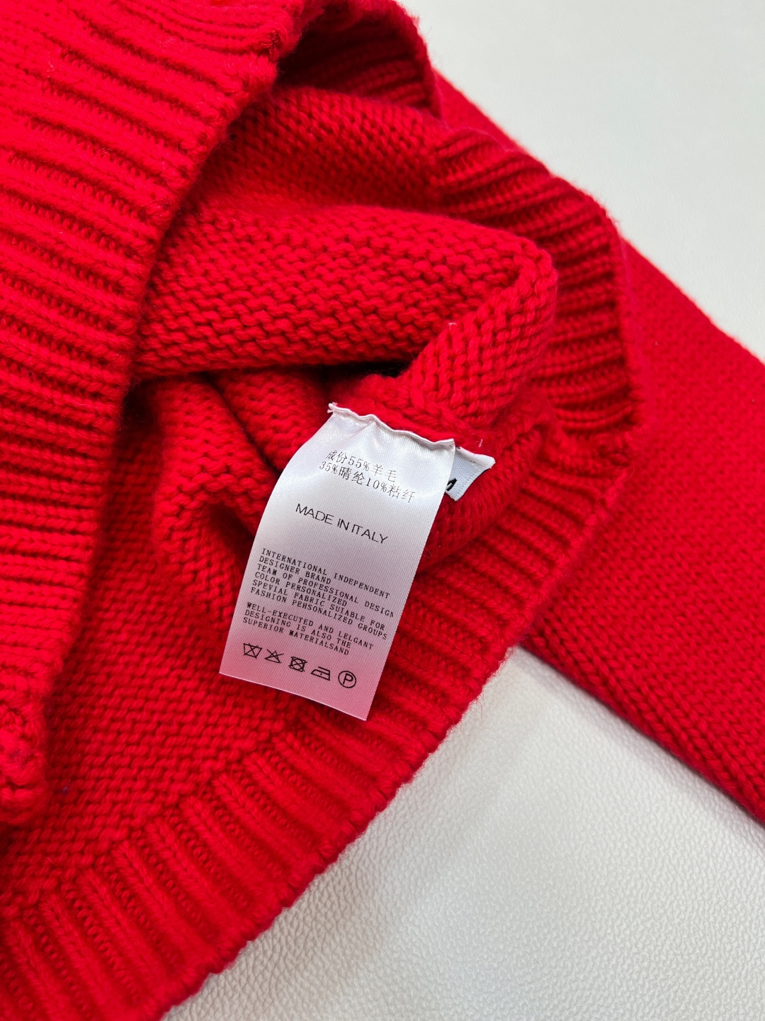 🆕CELINE25秋冬新款凯旋门徽标V领长袖针织开衫软乎乎又带设计感的针织开衫！自带温柔滤镜的米白色，V