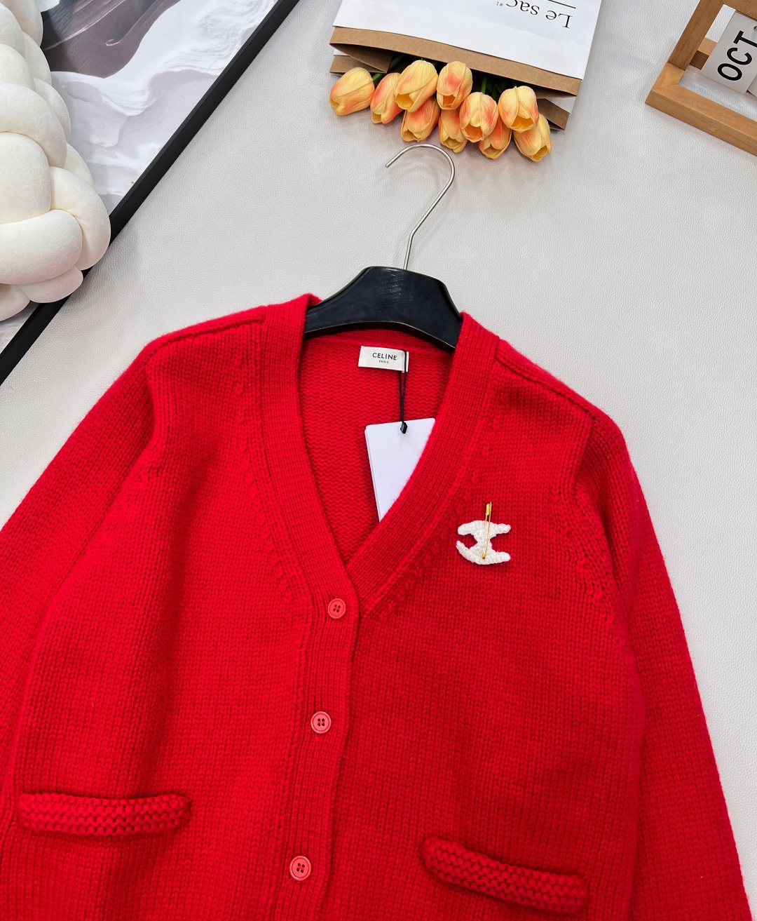 🆕CELINE25秋冬新款凯旋门徽标V领长袖针织开衫软乎乎又带设计感的针织开衫！自带温柔滤镜的米白色，V