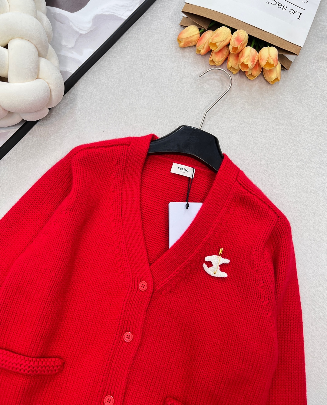 🆕CELINE25秋冬新款凯旋门徽标V领长袖针织开衫软乎乎又带设计感的针织开衫！自带温柔滤镜的米白色，V