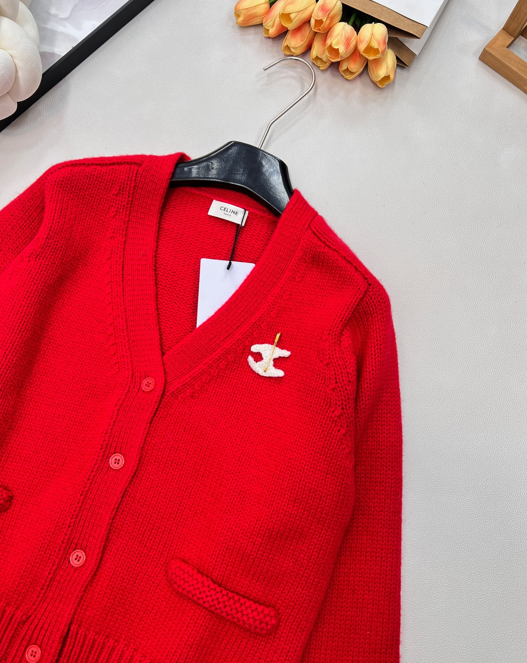🆕CELINE25秋冬新款凯旋门徽标V领长袖针织开衫软乎乎又带设计感的针织开衫！自带温柔滤镜的米白色，V