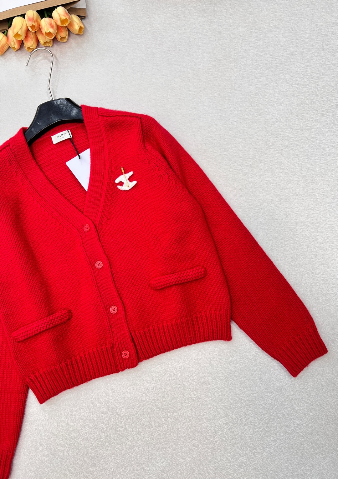 🆕CELINE25秋冬新款凯旋门徽标V领长袖针织开衫软乎乎又带设计感的针织开衫！自带温柔滤镜的米白色，V
