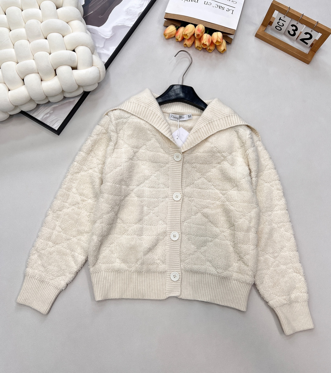 NO:578669,Dior's new autumn and winter navy large lapel cardigan sweater is a super popular classic series. The classic rattan stripe texture is clear, the plush is tight and thick, and the silhouette is simple and comfortable. The classic style has a lazy autumn style, and the drapey knitted sweater is perfect for the transition season. It is made of wool blended fabric.  Elegant and beautiful!  The navy-style large lapel design is full of vitality and vitality, gentle and elegant, and full of age-reducing girlishness!  Available in three colors ~ size sml code D, dior, sweaters, alexander wang19860909Dior秋冬新品海军大翻领开衫毛衣超级火爆经典系列来,经典藤条纹纹路清晰 毛绒紧密厚实 宽松廓形 简约舒适经典款袭秋日慵懒风,垂感十足的针织毛衣过渡季穿妥妥的好看～采用羊毛混纺,质地柔软,面料亲和温润,贴身不扎,亲肤舒适又透气,从未有过的柔滑细腻感版型经过对此对比,每一处精密测量！雅致美观！海军风大翻领设计,充满活力与朝气,温柔优雅减龄少女感十足！三色出～ 尺码sml 编码D,,dior,sweaters,alexander wang,Women's clothing
