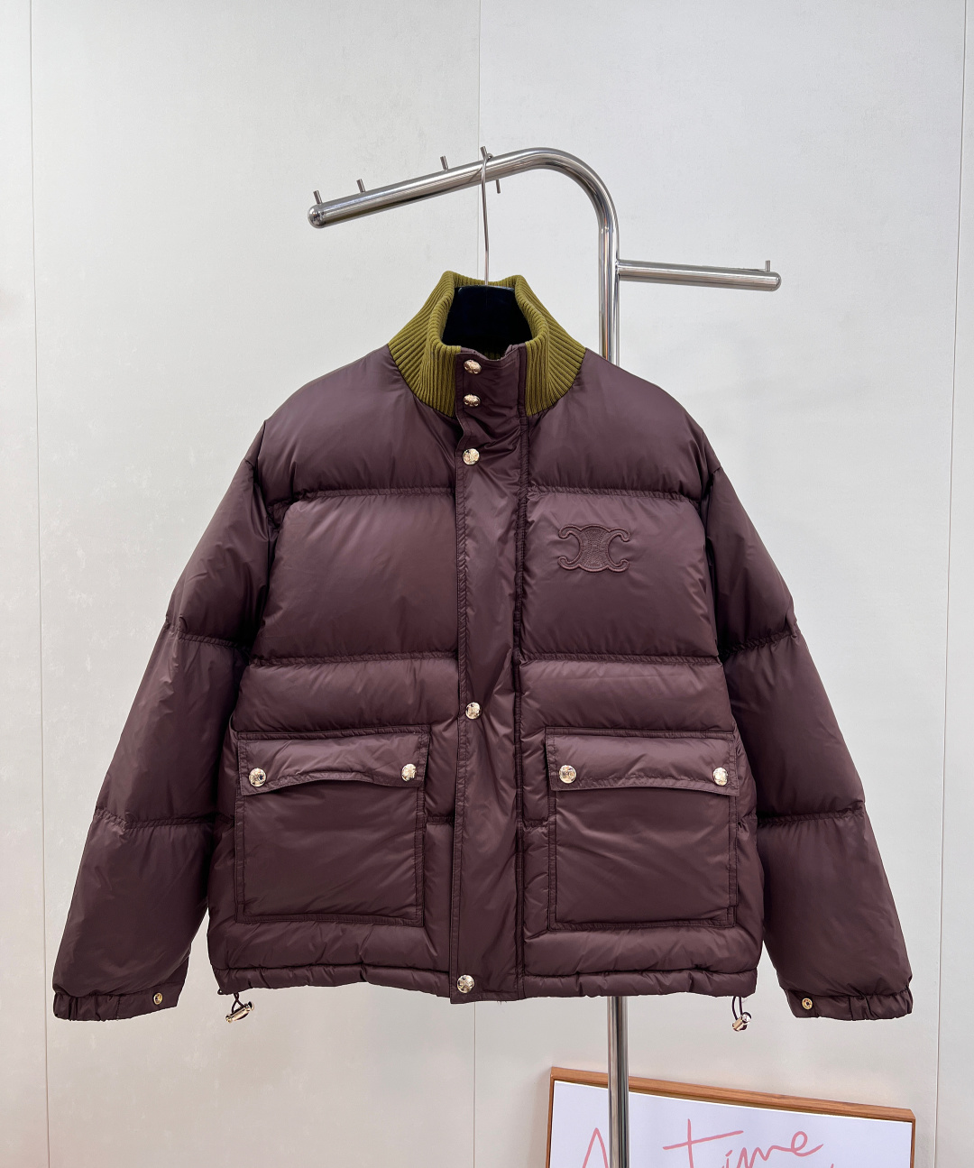 NO:578667,Celine 2025 new stand-up collar down jacket with dust bag, customized YB windproof and waterproof nylon material, down cotton filling inside, the whole piece is light and warm  Knitted threaded rectangular embossed elements all over the collar, Arc de Triomphe logo on the chest to express individuality, flap pockets to show fashion charm, versatile autumn and winter three colors, double zipper snaps to ensure the placket, practical dressing, casual matching is fashionable and stylish, loose drawstring adjustment, silhouette upper body cool and handsome. Customized surface accessories, three standards complete, look for the high version, three colors out. Size sml code E,,celine,down jacket,alexander  wang19860909配防尘袋Celine2025新款立领羽绒棉服,定制YB防风防水尼龙材质,羽绒棉填充内里,整件轻盈保暖 领边针织螺纹通体长方形压纹元素,胸口凯旋门徽标张扬个性,翻盖口袋尽显时尚魅力,百搭秋冬三色,拉链按扣双重保障开襟,实现穿衣实用性,随意搭配都时尚有型,宽松抽绳调节,廓形上身飒爽帅气.定制面辅料 ,三标齐全,认准版本 高版本 ,三色出 尺码sml 编码E,,celine,down jacket,alexander wang,Women's clothing