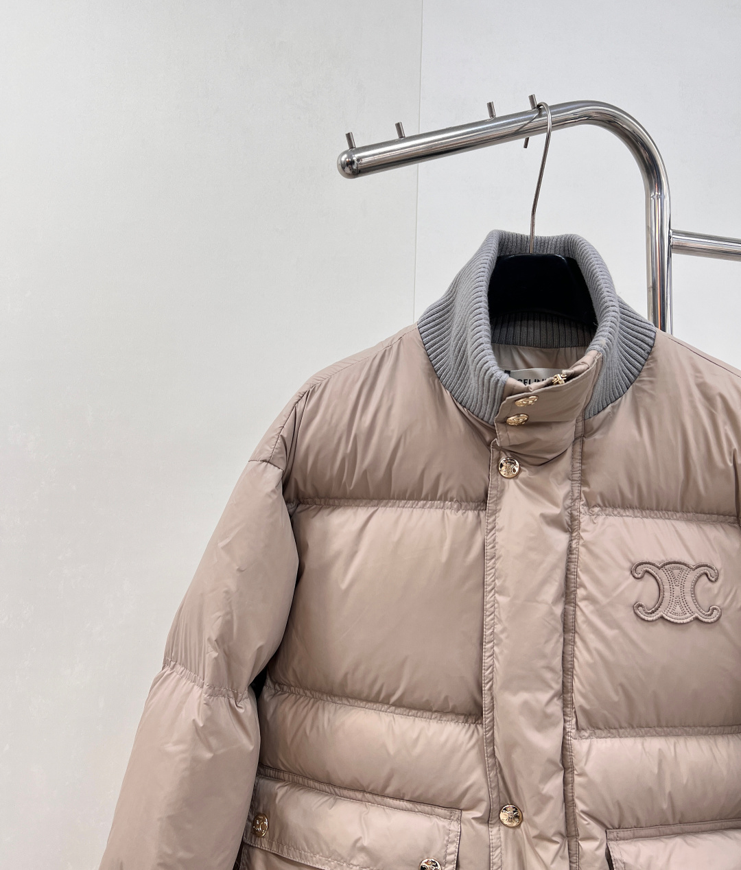 🆕Celine2025新款立领羽绒棉服，定制YB防风防水尼龙材质，羽绒棉填充内里，整件轻盈保暖 领边针织