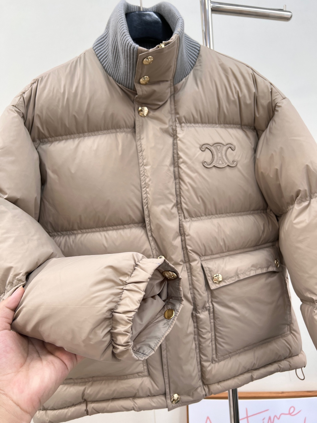 🆕Celine2025新款立领羽绒棉服，定制YB防风防水尼龙材质，羽绒棉填充内里，整件轻盈保暖 领边针织