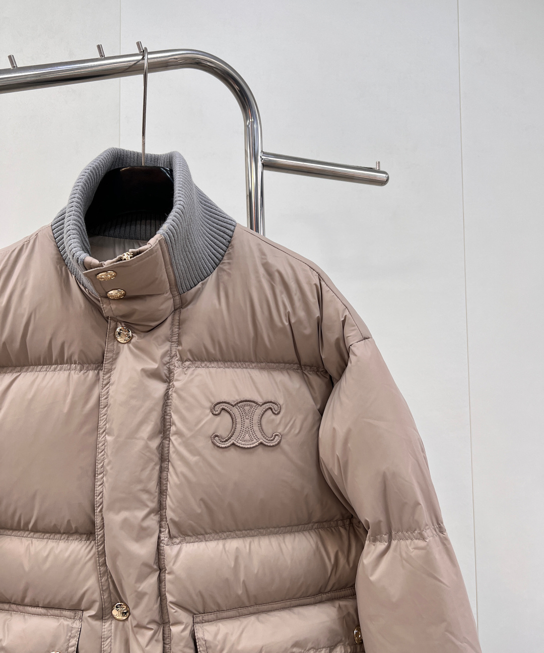 🆕Celine2025新款立领羽绒棉服，定制YB防风防水尼龙材质，羽绒棉填充内里，整件轻盈保暖 领边针织