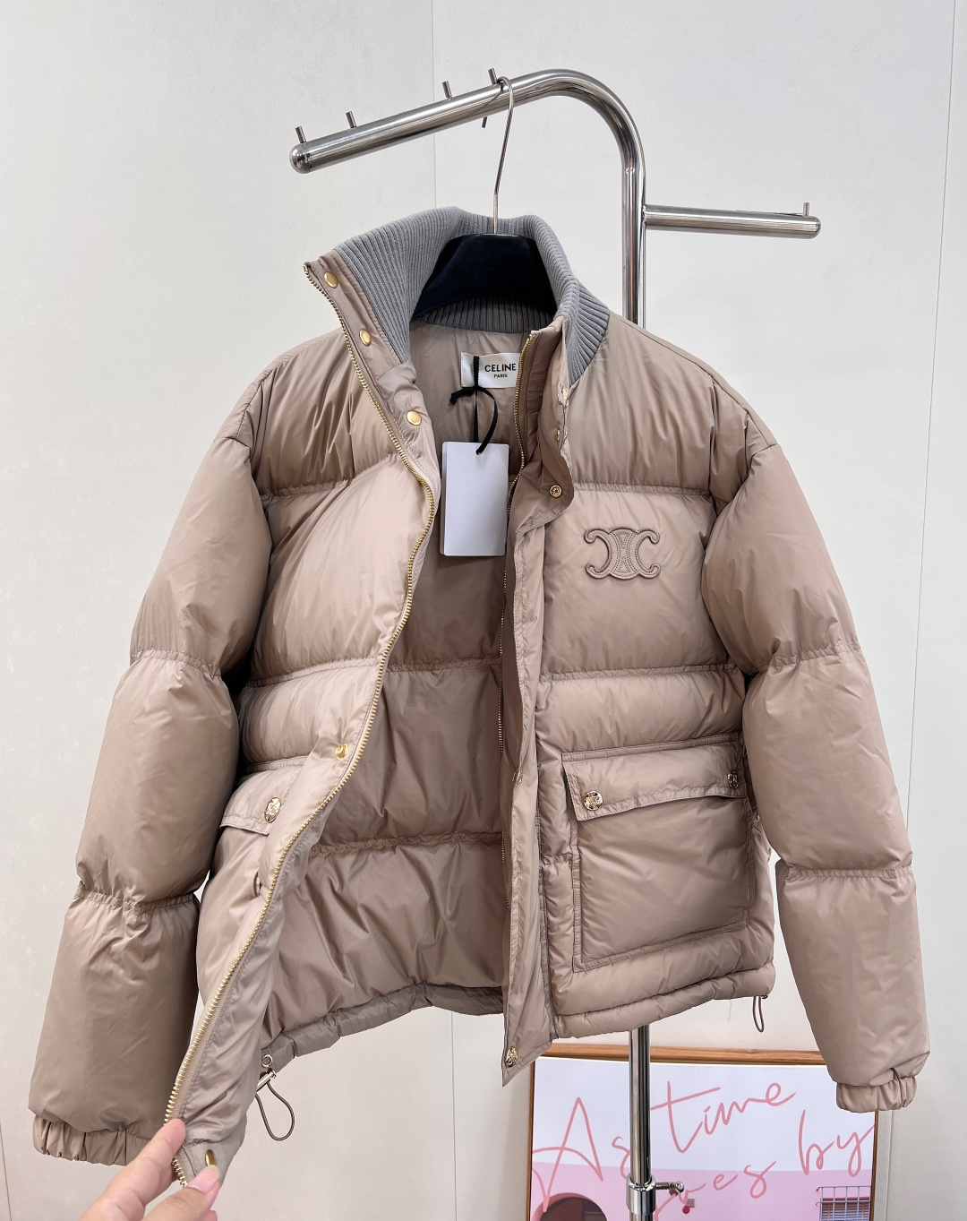 🆕Celine2025新款立领羽绒棉服，定制YB防风防水尼龙材质，羽绒棉填充内里，整件轻盈保暖 领边针织