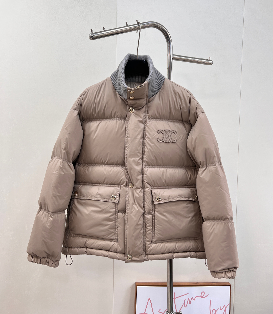 NO:578665,Celine 2025 new stand-up collar down jacket with dust bag, customized YB windproof and waterproof nylon material, down cotton filling inside, the whole piece is light and warm  Knitted threaded rectangular embossed elements all over the collar, Arc de Triomphe logo on the chest to express individuality, flap pockets to show fashion charm, versatile autumn and winter three colors, double zipper snaps to ensure the placket, practical dressing, casual matching is fashionable and stylish, loose drawstring adjustment, silhouette upper body cool and handsome. Customized surface accessories, three standards complete, look for the high version, three colors out. Size sml code E,,celine,down jacket,alexander  wang19860909配防尘袋Celine2025新款立领羽绒棉服,定制YB防风防水尼龙材质,羽绒棉填充内里,整件轻盈保暖 领边针织螺纹通体长方形压纹元素,胸口凯旋门徽标张扬个性,翻盖口袋尽显时尚魅力,百搭秋冬三色,拉链按扣双重保障开襟,实现穿衣实用性,随意搭配都时尚有型,宽松抽绳调节,廓形上身飒爽帅气.定制面辅料 ,三标齐全,认准版本 高版本 ,三色出 尺码sml 编码E,,celine,down jacket,alexander wang,Women's clothing