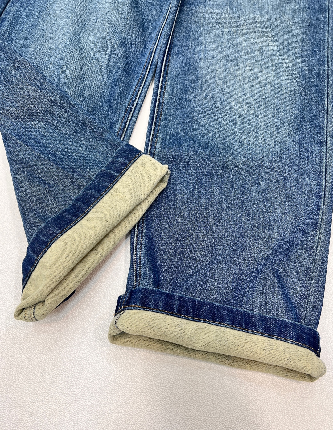 🆕CHANEL新款小香风-冬季抓毛加绒直筒牛仔裤👖秋冬必备系列，采用原色酵母复古怀旧水洗工艺精选进口牛仔