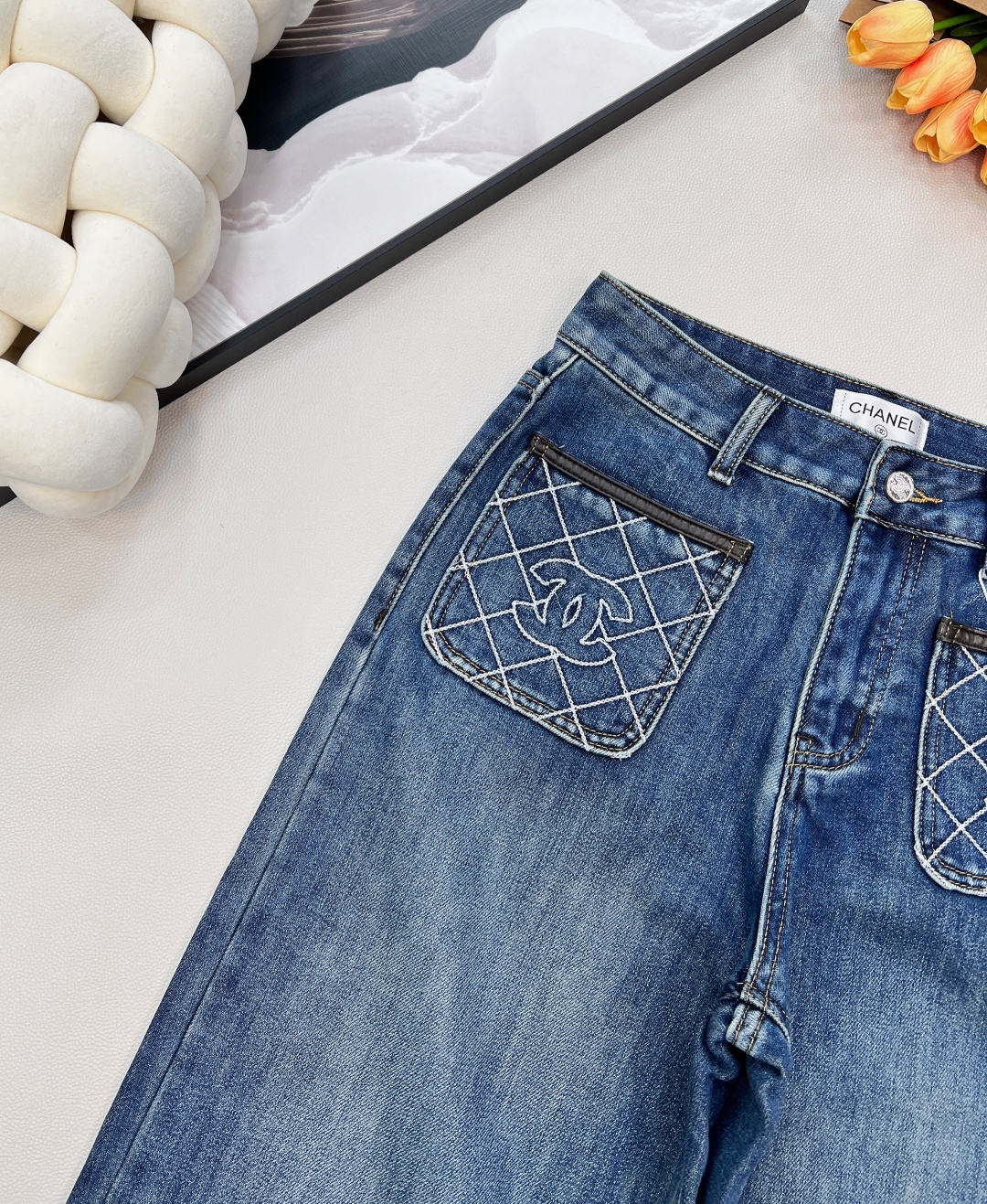 🆕CHANEL新款小香风-冬季抓毛加绒直筒牛仔裤👖秋冬必备系列，采用原色酵母复古怀旧水洗工艺精选进口牛仔