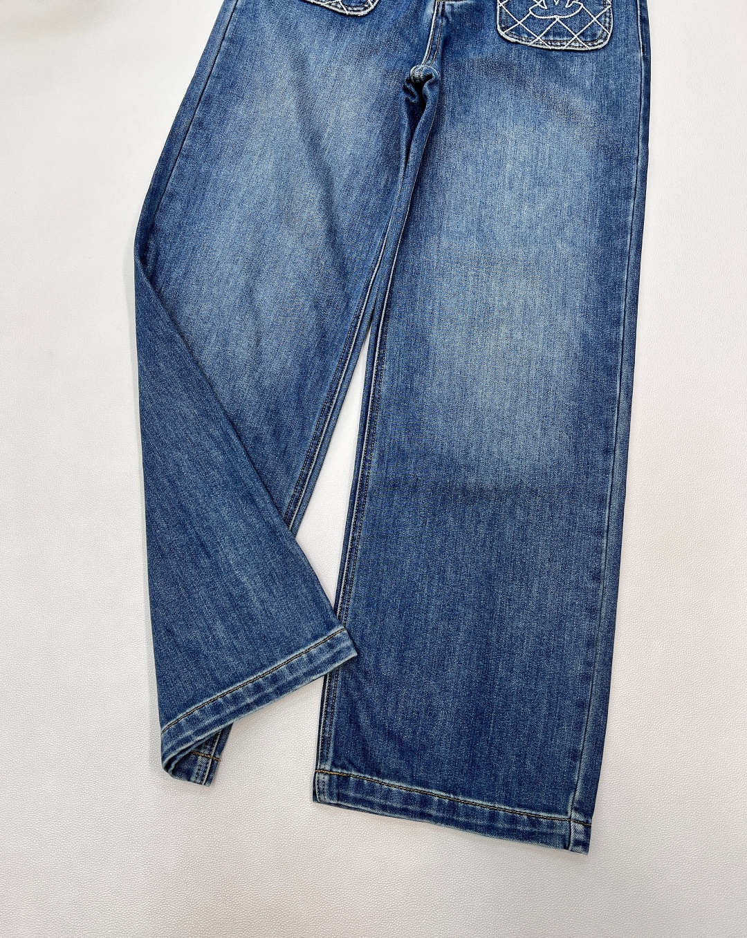 🆕CHANEL新款小香风-冬季抓毛加绒直筒牛仔裤👖秋冬必备系列，采用原色酵母复古怀旧水洗工艺精选进口牛仔