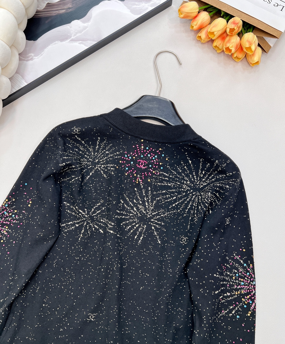 🆕Chanel2025新款圆领烫钻提花针织上衣，定制YB羊绒纱线织造，双层纱线厚度适中，适合秋冬，舒适好