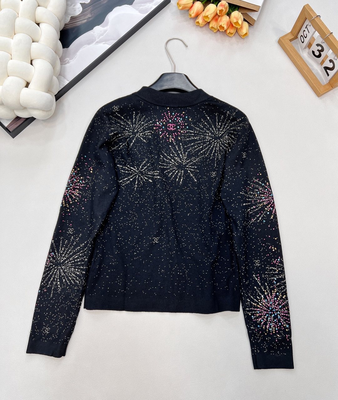 🆕Chanel2025新款圆领烫钻提花针织上衣，定制YB羊绒纱线织造，双层纱线厚度适中，适合秋冬，舒适好