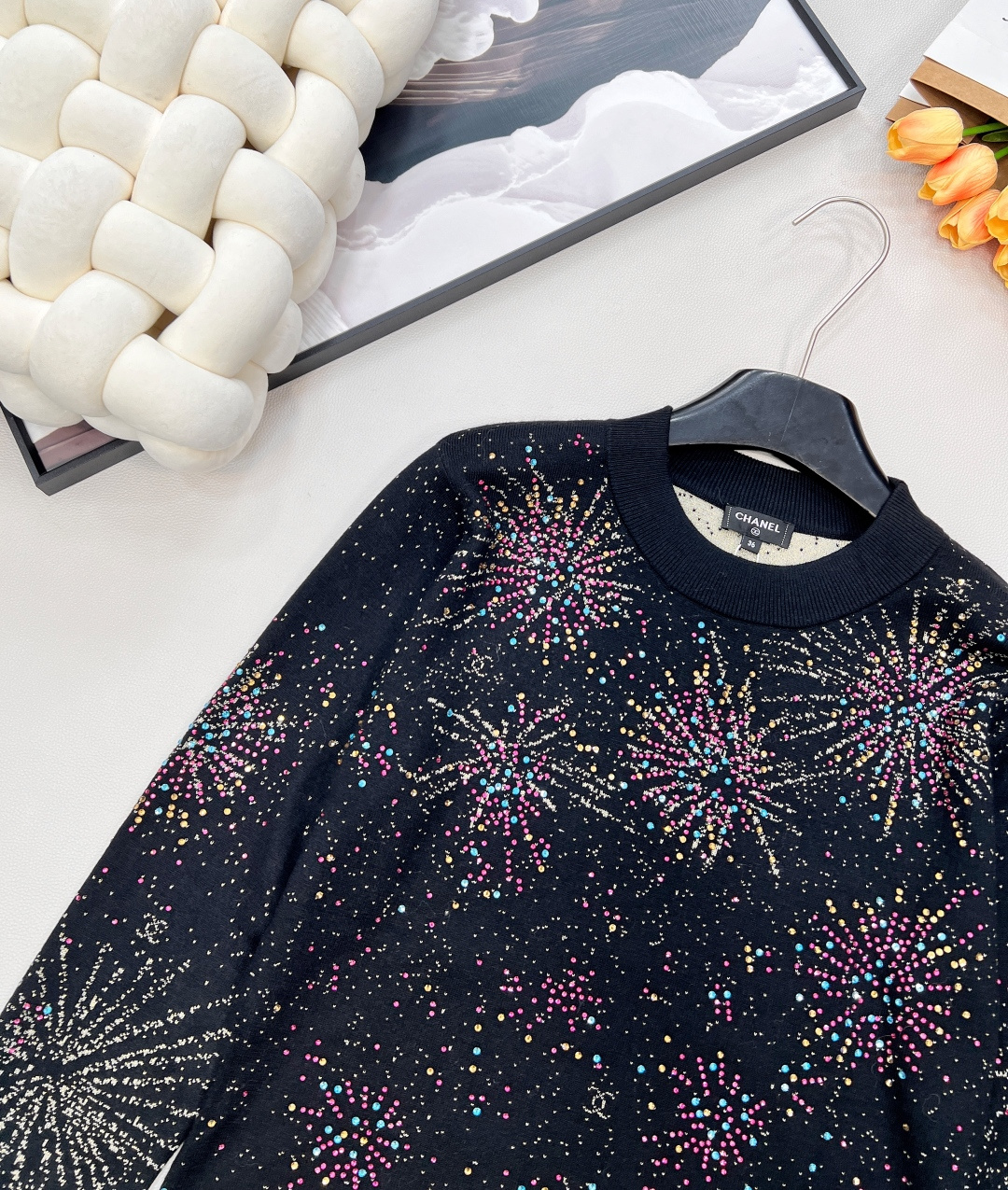 🆕Chanel2025新款圆领烫钻提花针织上衣，定制YB羊绒纱线织造，双层纱线厚度适中，适合秋冬，舒适好