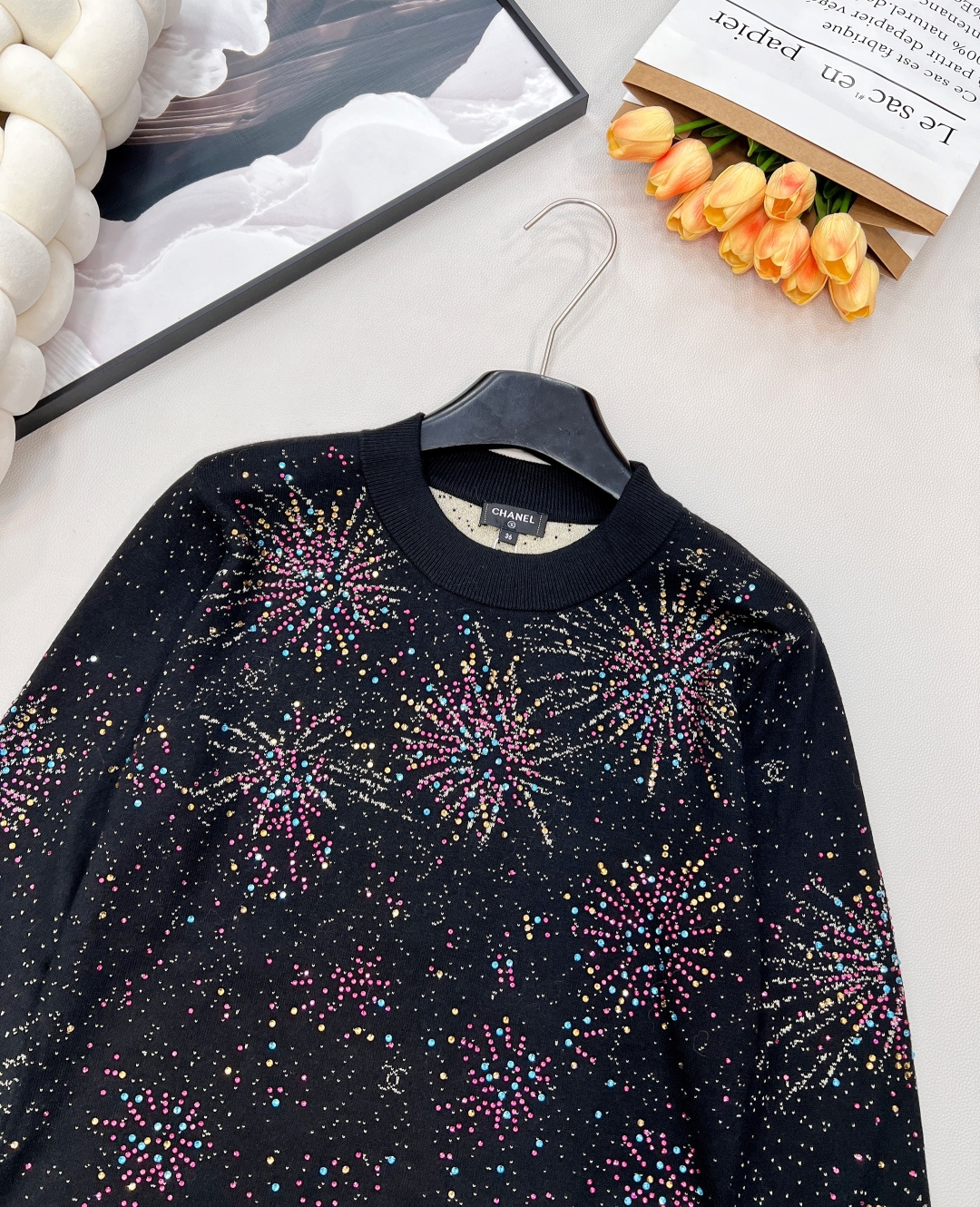 🆕Chanel2025新款圆领烫钻提花针织上衣，定制YB羊绒纱线织造，双层纱线厚度适中，适合秋冬，舒适好