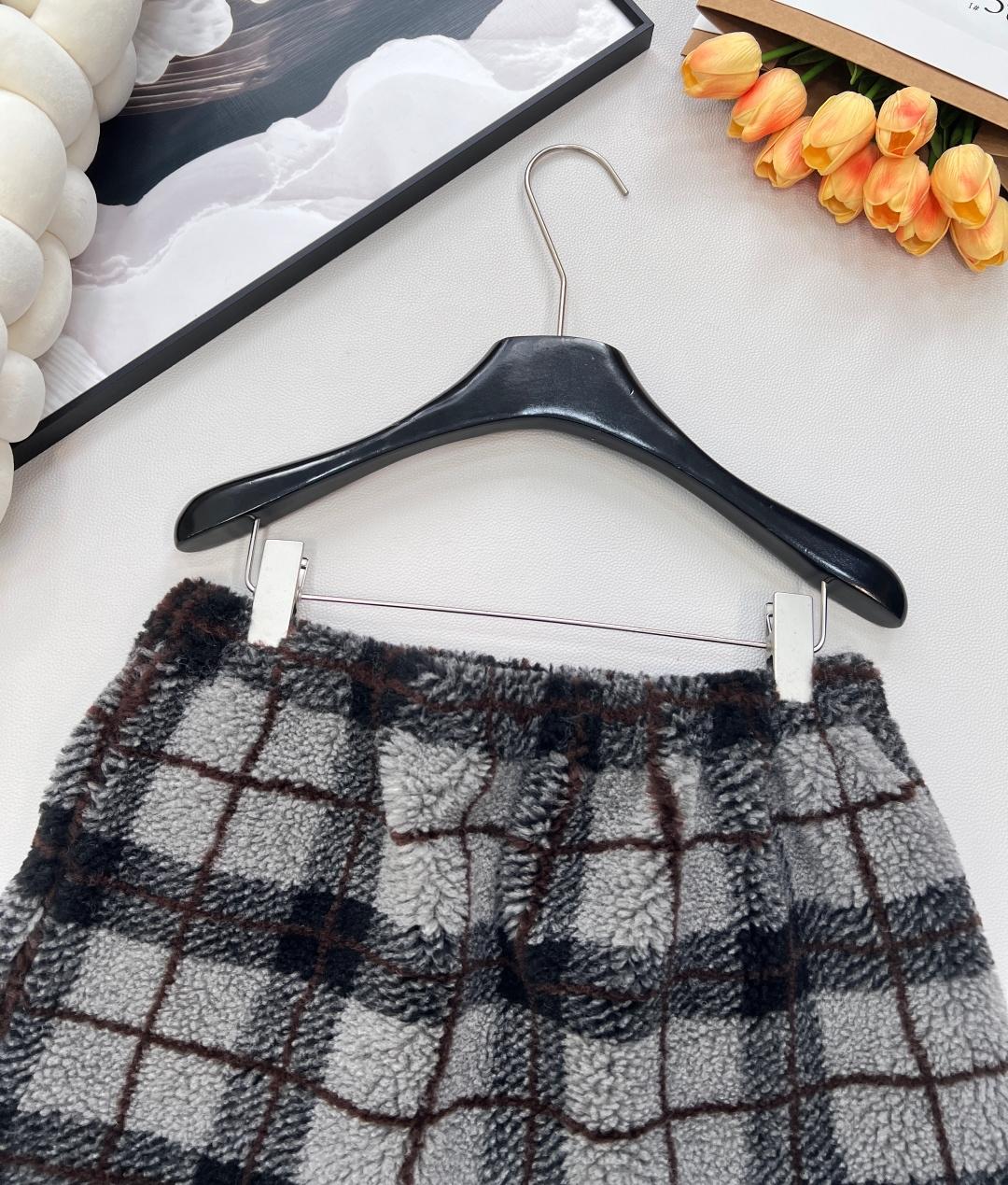 🆕Miumiu2025新款对格对条泰迪毛绒半裙，通体饰以泰迪羊毛绒材质，质感柔软舒适，时髦洋气，松紧腰短