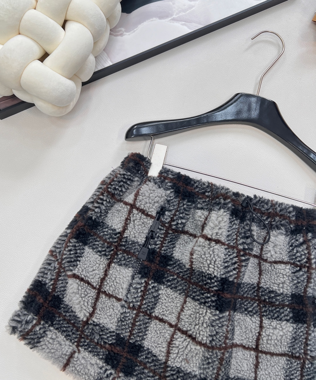 🆕Miumiu2025新款对格对条泰迪毛绒半裙，通体饰以泰迪羊毛绒材质，质感柔软舒适，时髦洋气，松紧腰短