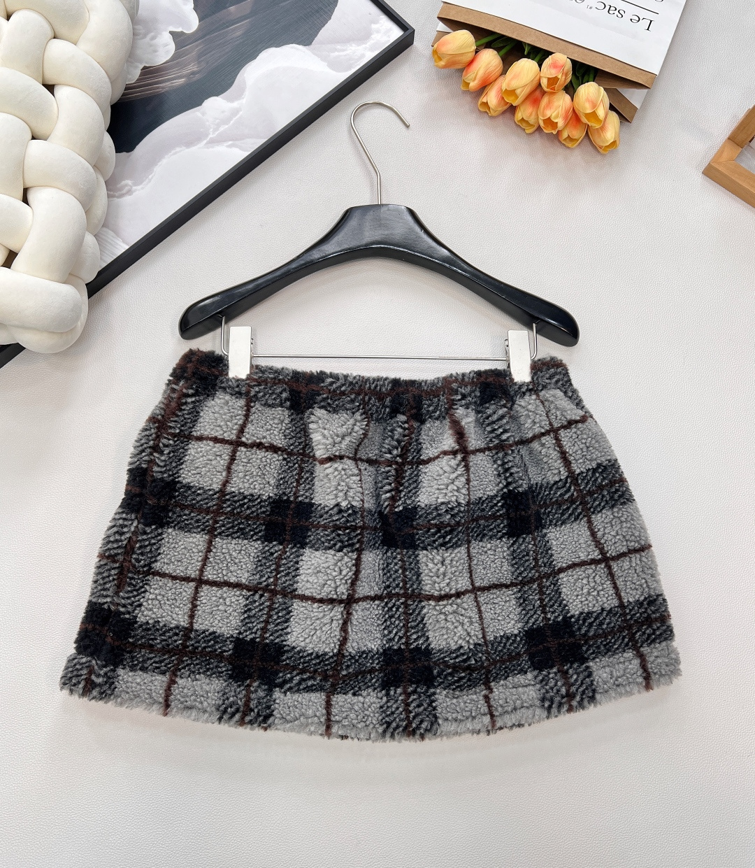 🆕Miumiu2025新款对格对条泰迪毛绒半裙，通体饰以泰迪羊毛绒材质，质感柔软舒适，时髦洋气，松紧腰短