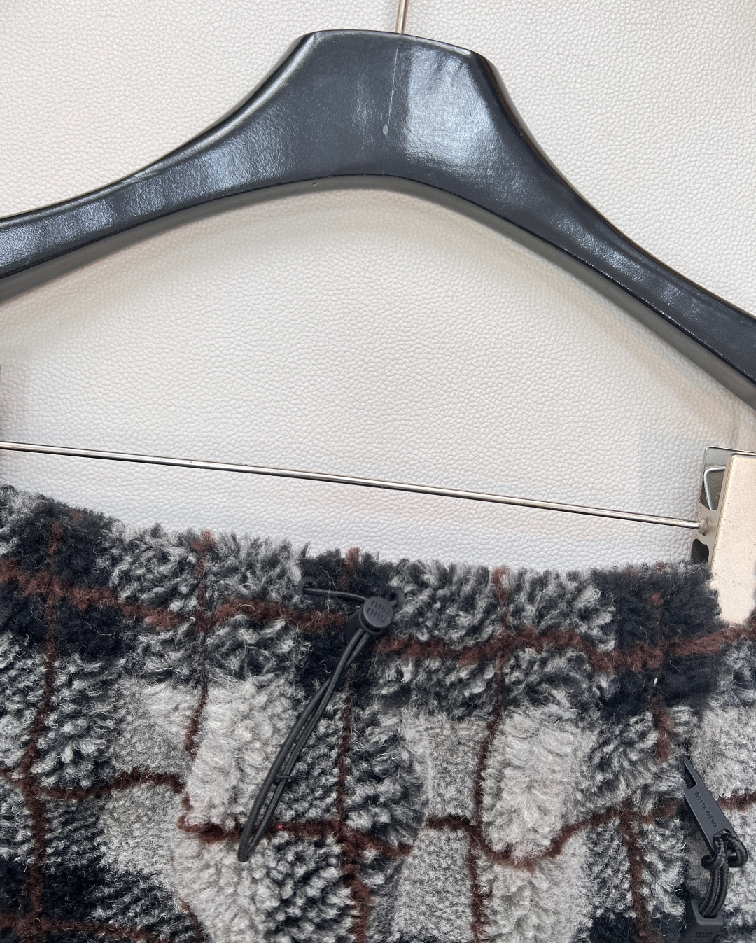 🆕Miumiu2025新款对格对条泰迪毛绒半裙，通体饰以泰迪羊毛绒材质，质感柔软舒适，时髦洋气，松紧腰短