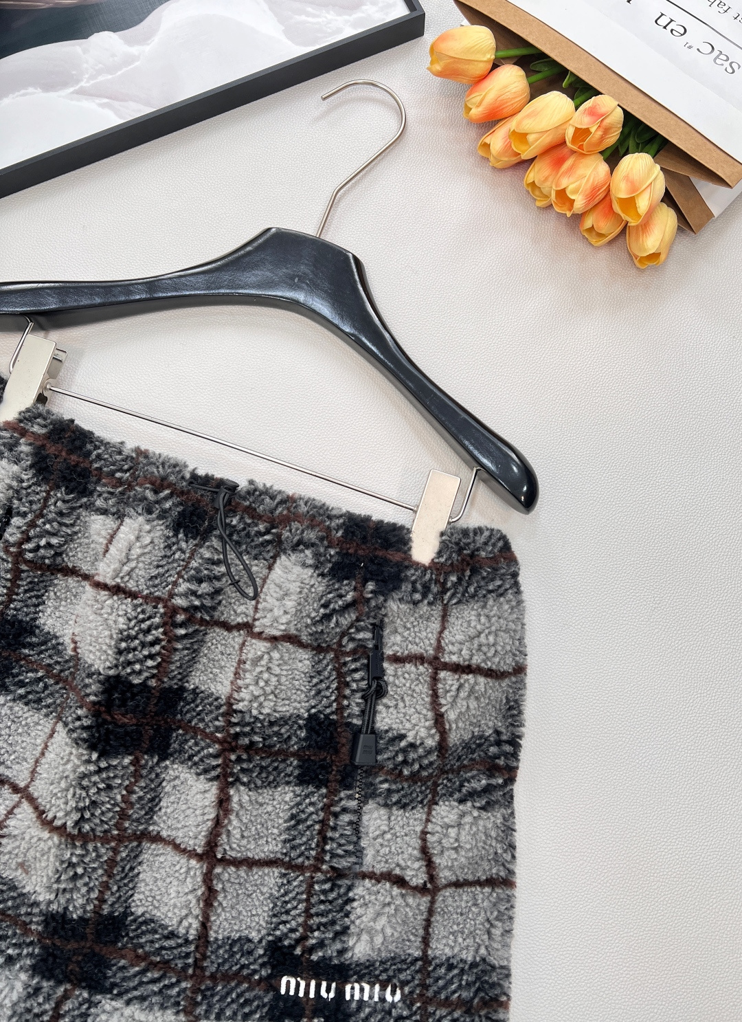 🆕Miumiu2025新款对格对条泰迪毛绒半裙，通体饰以泰迪羊毛绒材质，质感柔软舒适，时髦洋气，松紧腰短
