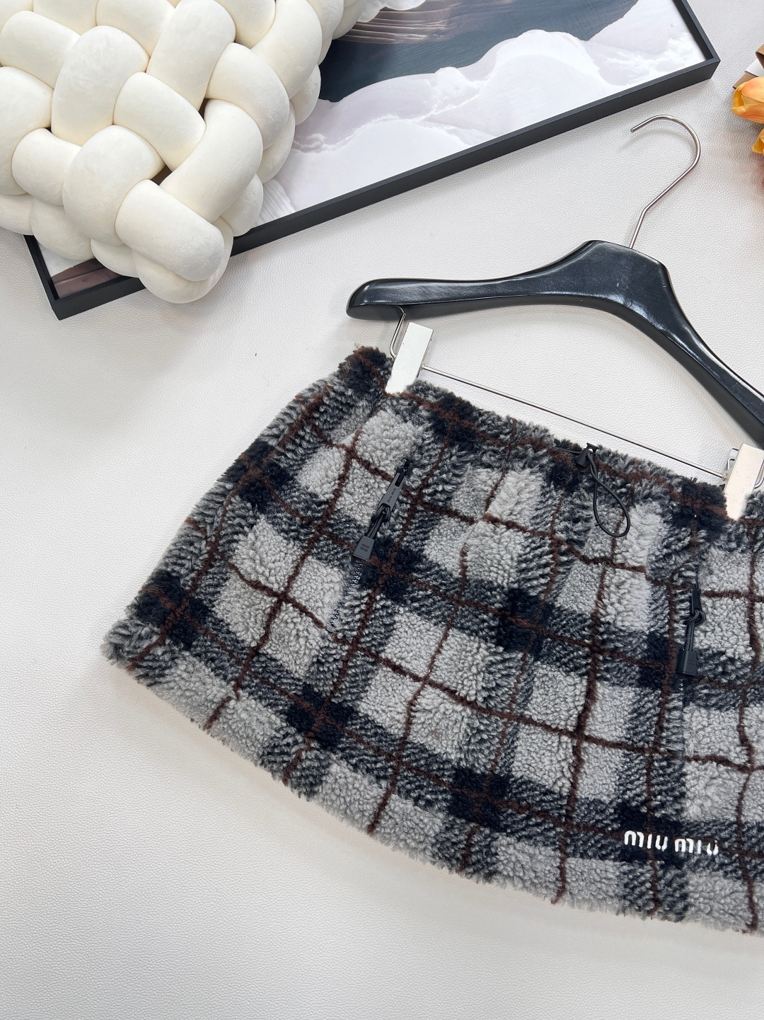 🆕Miumiu2025新款对格对条泰迪毛绒半裙，通体饰以泰迪羊毛绒材质，质感柔软舒适，时髦洋气，松紧腰短