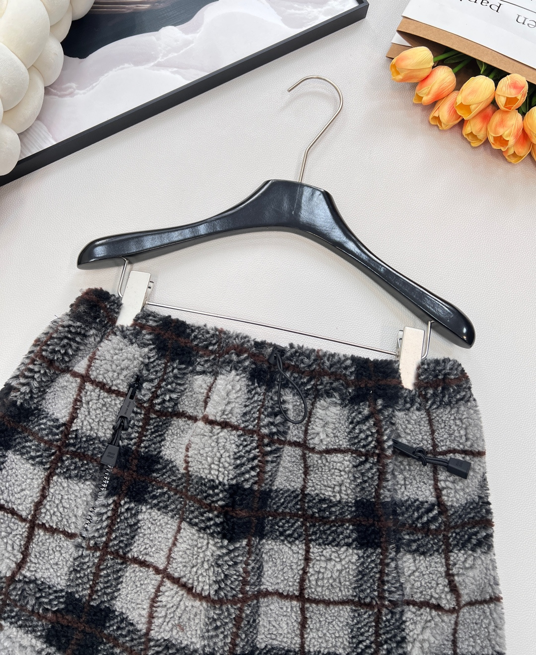 🆕Miumiu2025新款对格对条泰迪毛绒半裙，通体饰以泰迪羊毛绒材质，质感柔软舒适，时髦洋气，松紧腰短