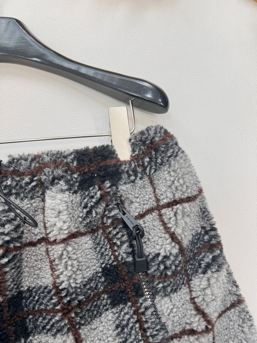 🆕Miumiu2025新款对格对条泰迪毛绒半裙，通体饰以泰迪羊毛绒材质，质感柔软舒适，时髦洋气，松紧腰短