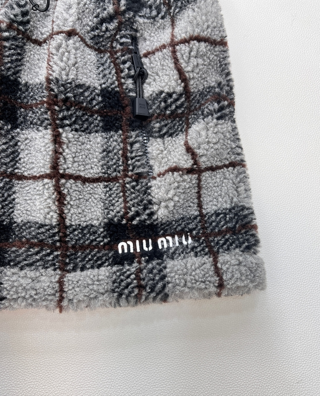 🆕Miumiu2025新款对格对条泰迪毛绒半裙，通体饰以泰迪羊毛绒材质，质感柔软舒适，时髦洋气，松紧腰短