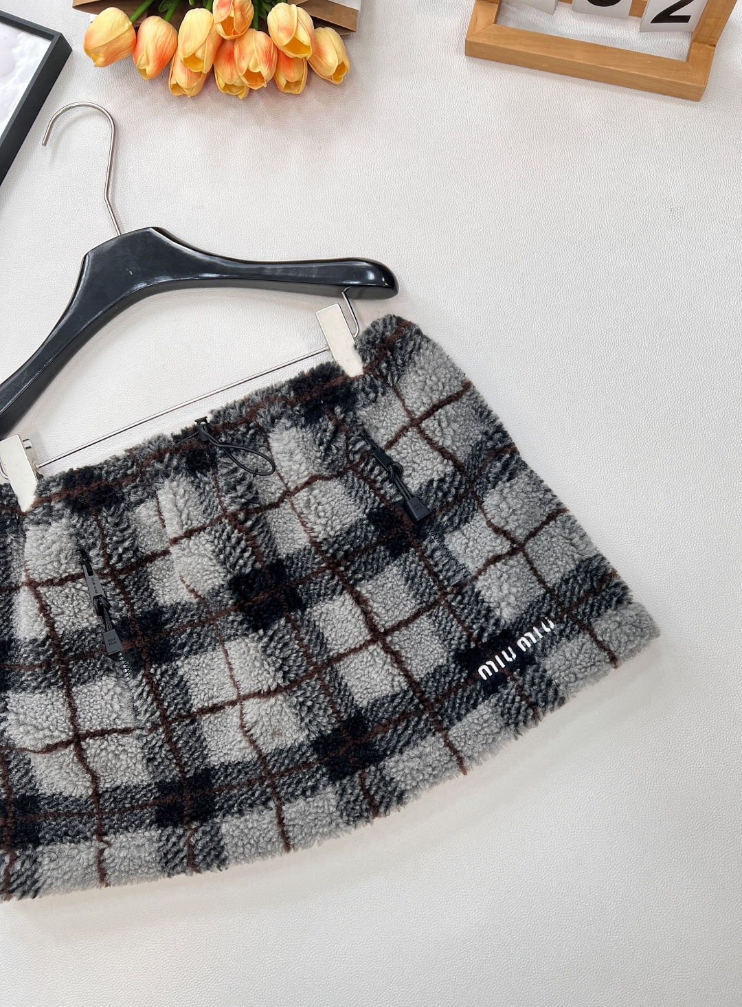 🆕Miumiu2025新款对格对条泰迪毛绒半裙，通体饰以泰迪羊毛绒材质，质感柔软舒适，时髦洋气，松紧腰短