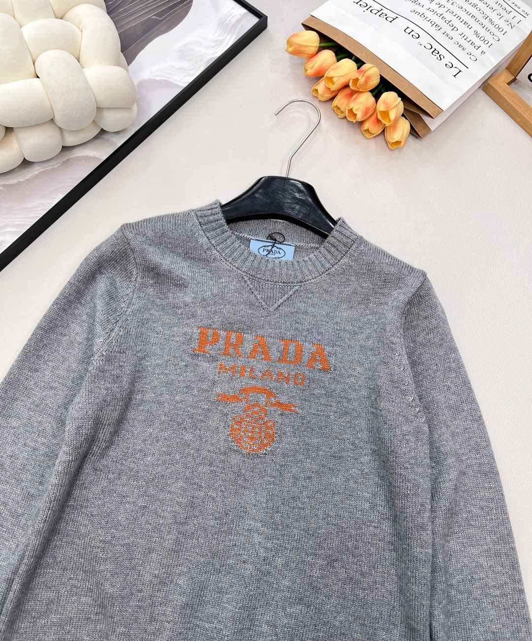 🆕Prada2025新款字母提花徽标宽松套头毛衣，定制YB羊绒羊毛纱线织造，质感高级，舒适柔软，圆领落肩