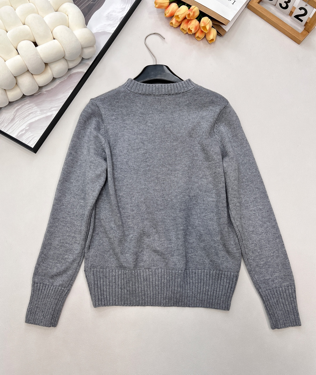 🆕Prada2025新款字母提花徽标宽松套头毛衣，定制YB羊绒羊毛纱线织造，质感高级，舒适柔软，圆领落肩