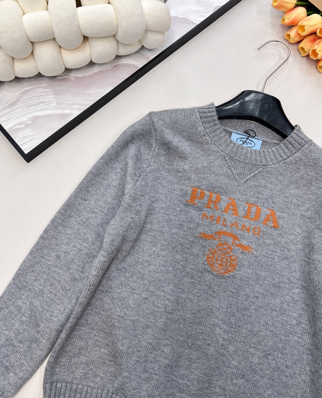 🆕Prada2025新款字母提花徽标宽松套头毛衣，定制YB羊绒羊毛纱线织造，质感高级，舒适柔软，圆领落肩