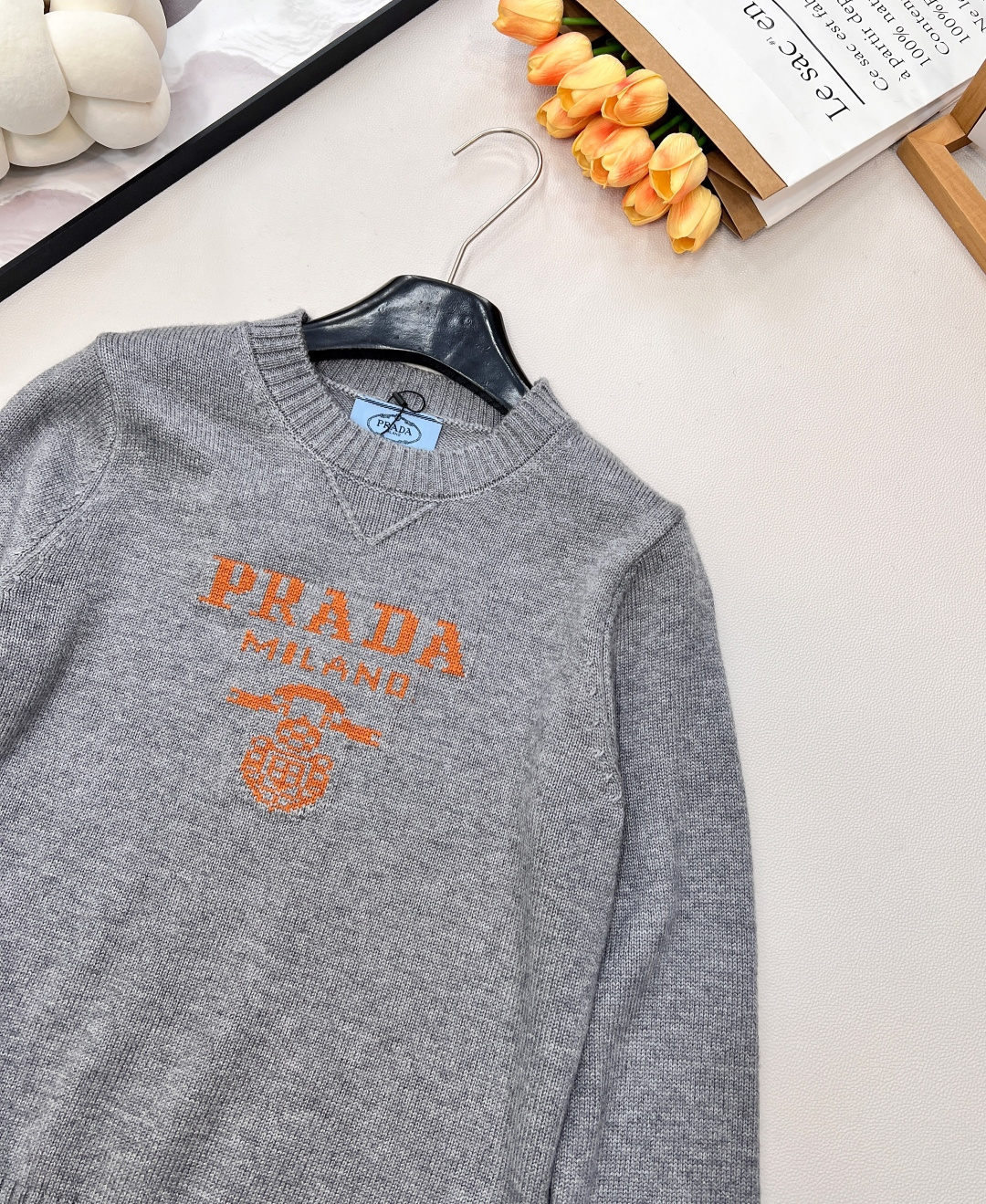 🆕Prada2025新款字母提花徽标宽松套头毛衣，定制YB羊绒羊毛纱线织造，质感高级，舒适柔软，圆领落肩