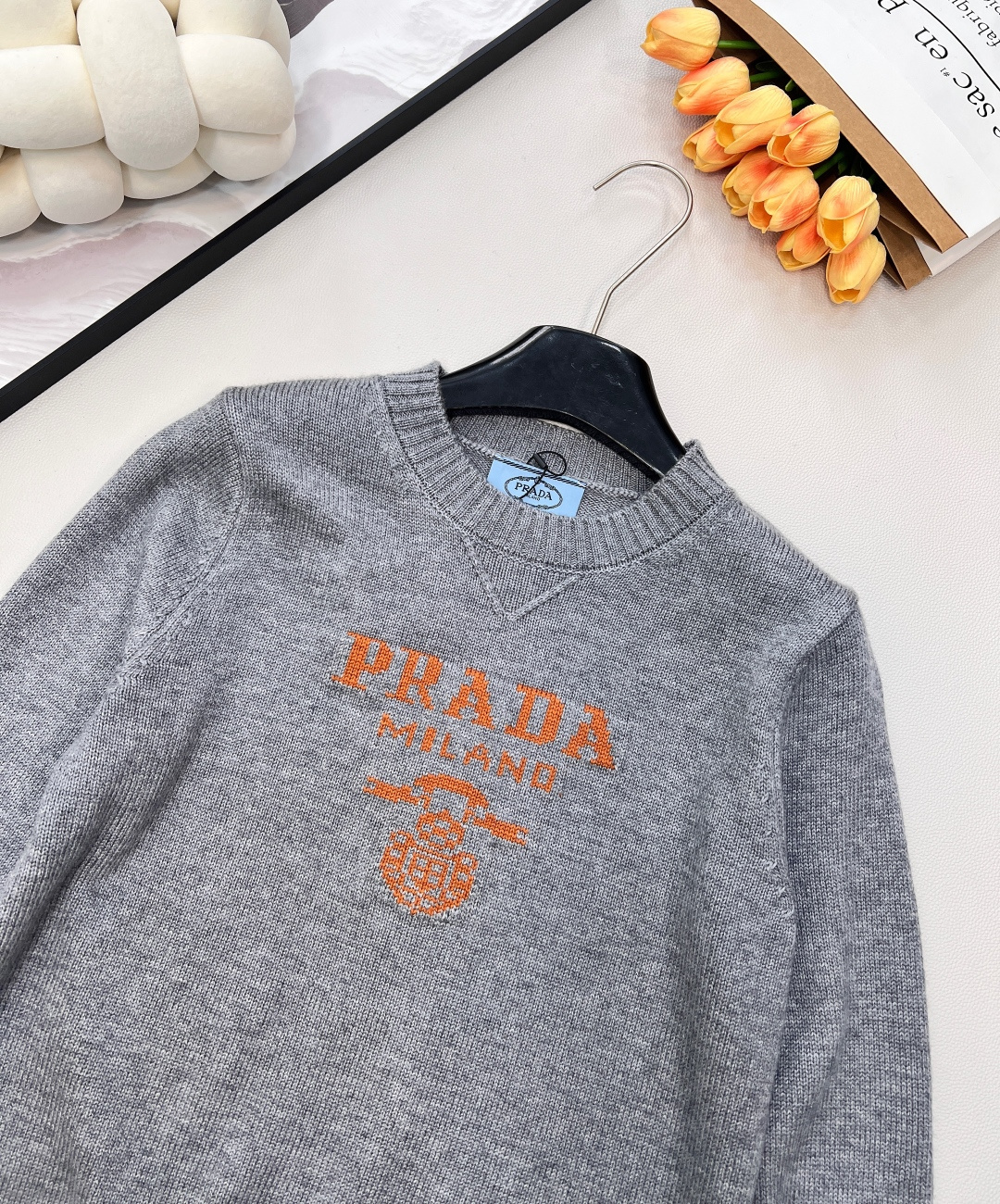 🆕Prada2025新款字母提花徽标宽松套头毛衣，定制YB羊绒羊毛纱线织造，质感高级，舒适柔软，圆领落肩