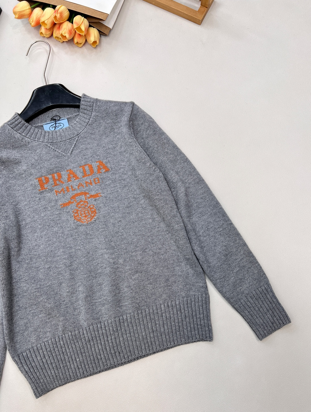 🆕Prada2025新款字母提花徽标宽松套头毛衣，定制YB羊绒羊毛纱线织造，质感高级，舒适柔软，圆领落肩