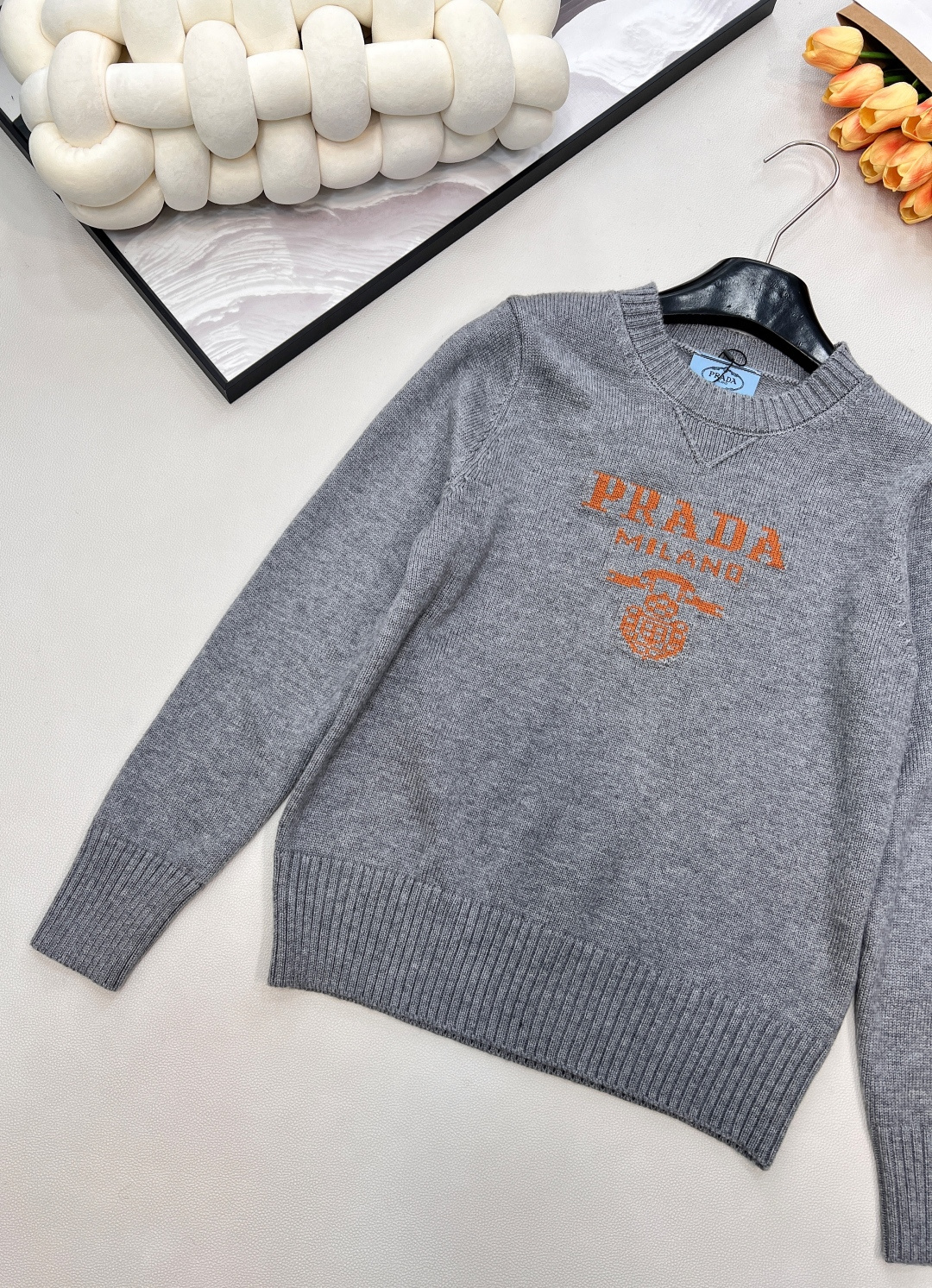 🆕Prada2025新款字母提花徽标宽松套头毛衣，定制YB羊绒羊毛纱线织造，质感高级，舒适柔软，圆领落肩