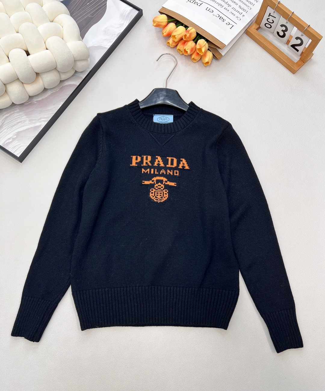 🆕Prada2025新款字母提花徽标宽松套头毛衣，定制YB羊绒羊毛纱线织造，质感高级，舒适柔软，圆领落肩