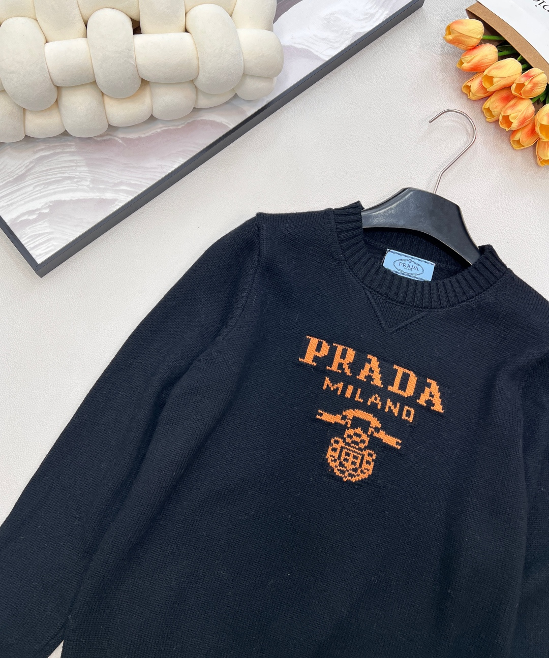 🆕Prada2025新款字母提花徽标宽松套头毛衣，定制YB羊绒羊毛纱线织造，质感高级，舒适柔软，圆领落肩