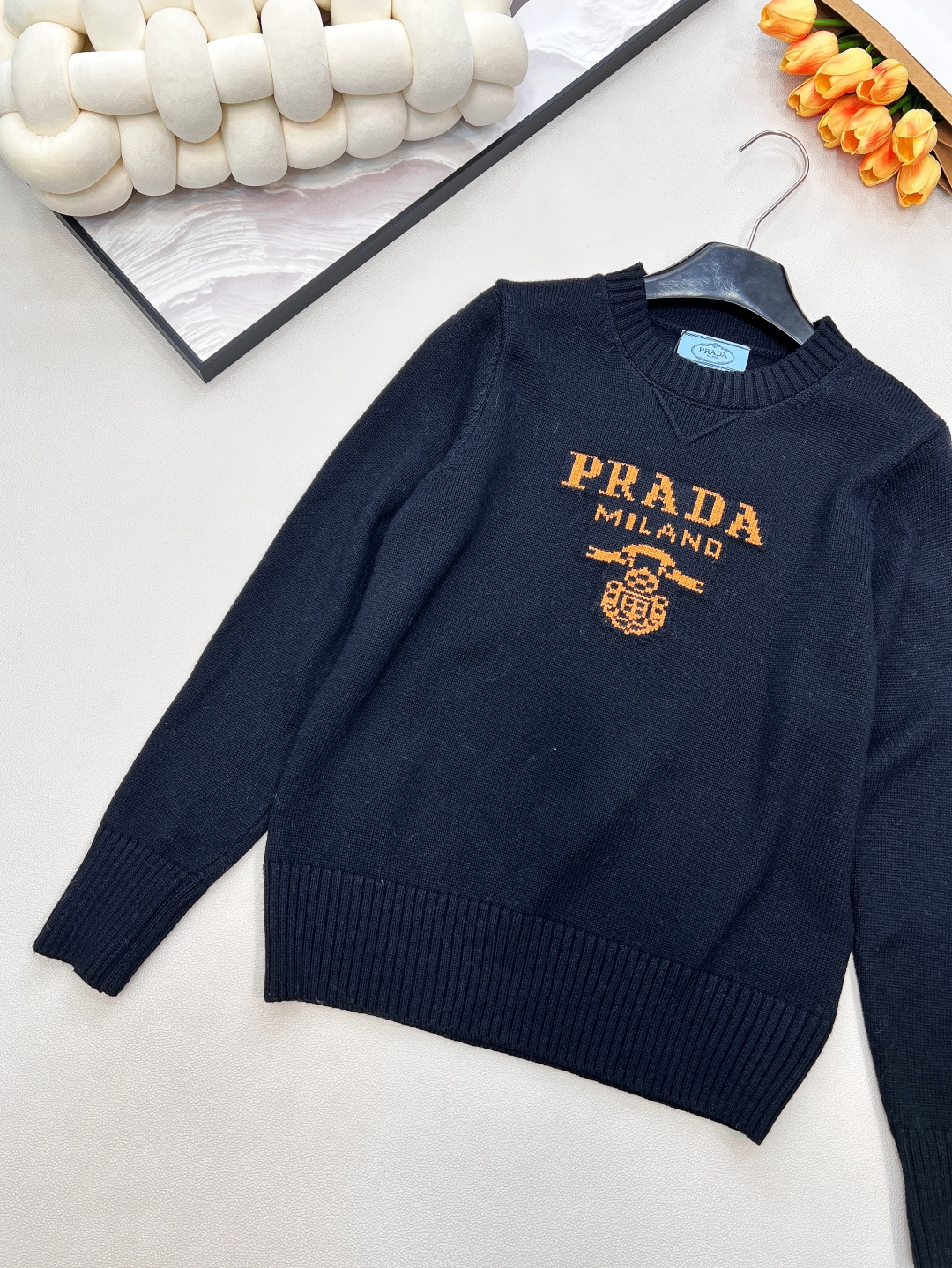 🆕Prada2025新款字母提花徽标宽松套头毛衣，定制YB羊绒羊毛纱线织造，质感高级，舒适柔软，圆领落肩