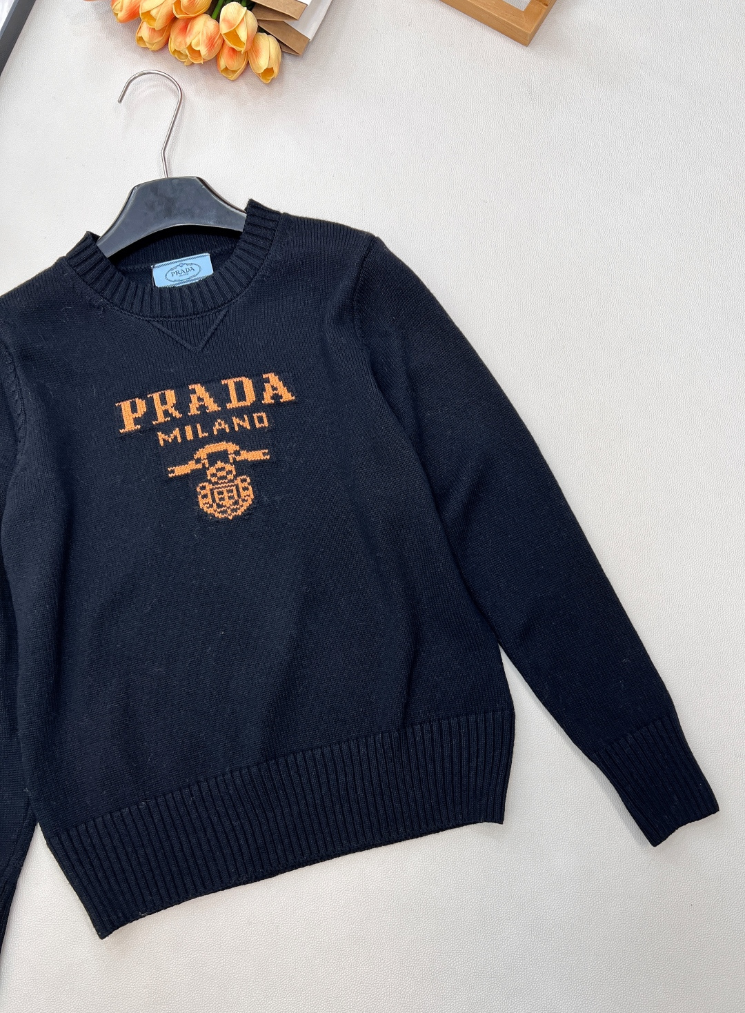 🆕Prada2025新款字母提花徽标宽松套头毛衣，定制YB羊绒羊毛纱线织造，质感高级，舒适柔软，圆领落肩